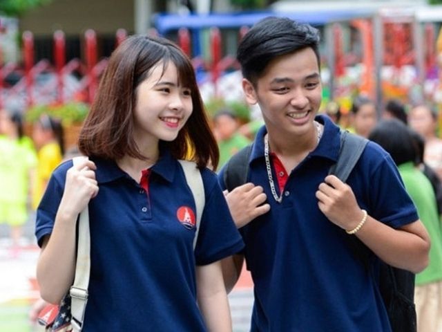 Áo polo cao cấp hoặc áo thun cổ tròn có phối màu